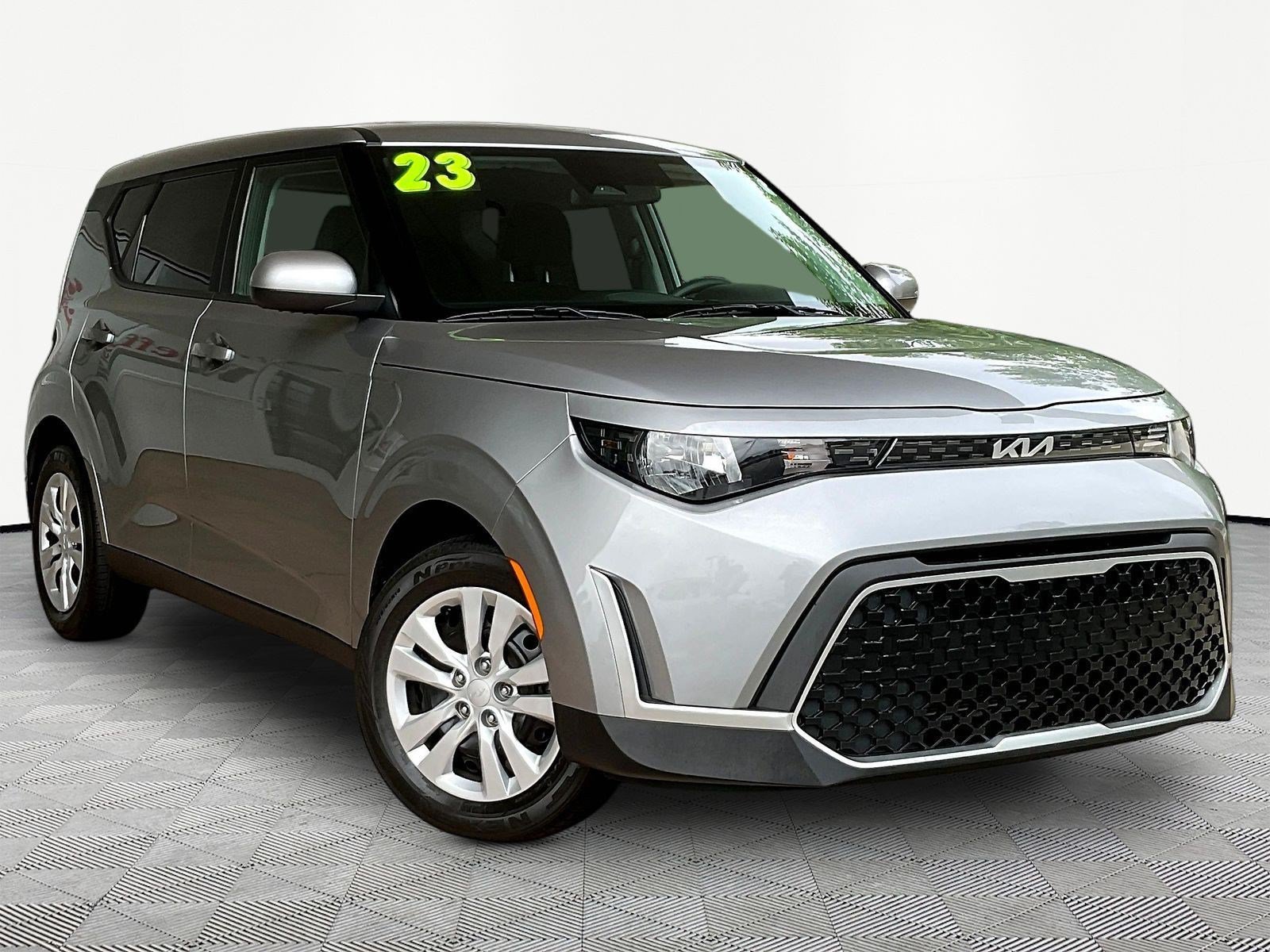 Used 2023 Kia Soul LX FWD image 3
