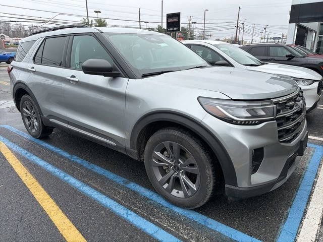 Used 2025 Ford Explorer Active w/ Active Comfort Package image 2