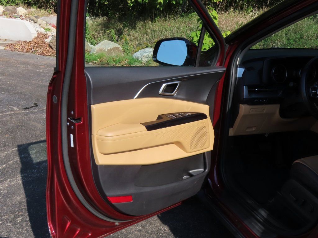 Used 2024 Kia Carnival LX FWD image 31