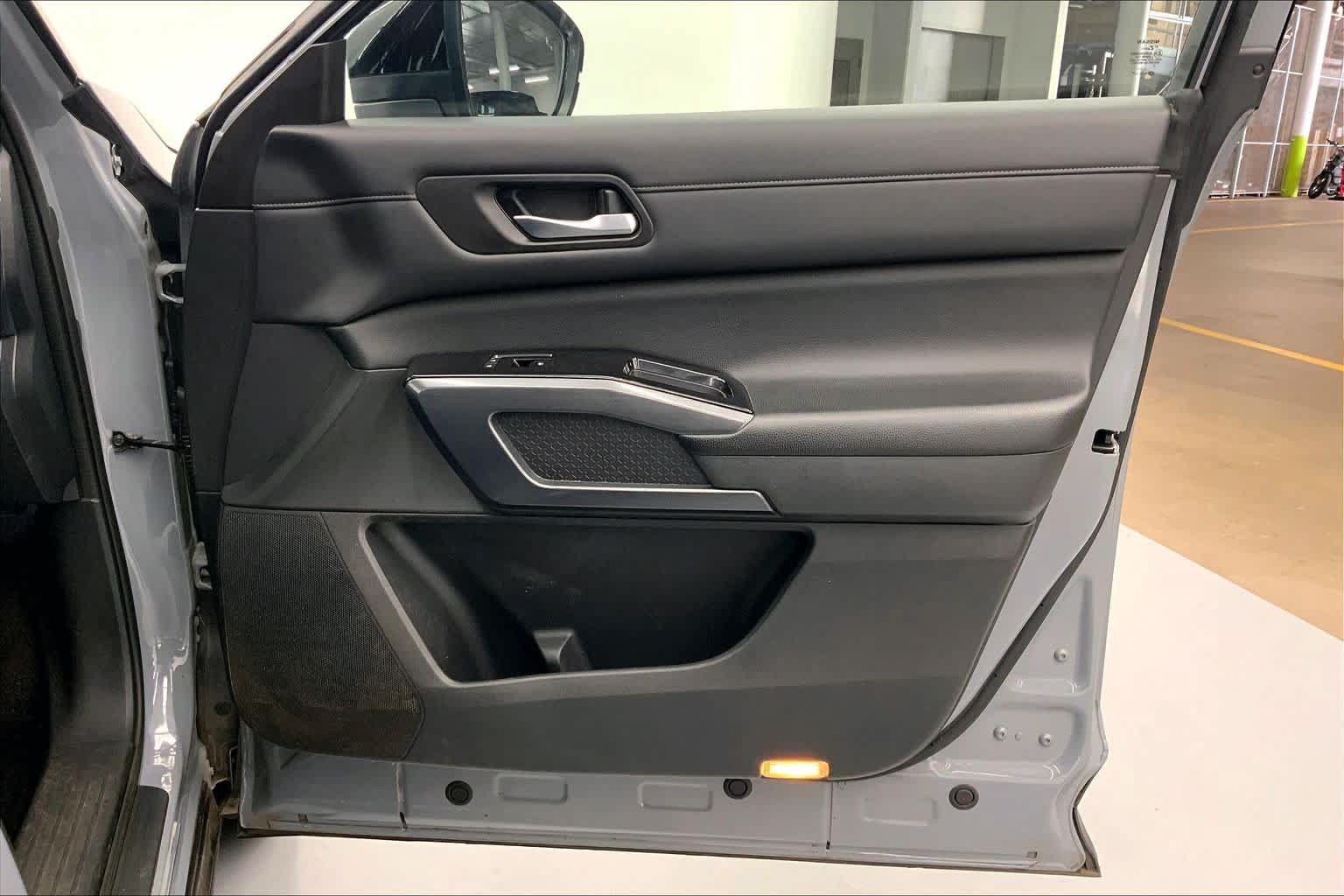Used 2022 Nissan Pathfinder SL w/ SL Premium Package FWD image 9