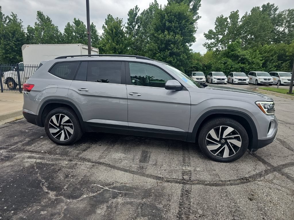 Used 2025 Volkswagen Atlas SE AWD/4WD image 4