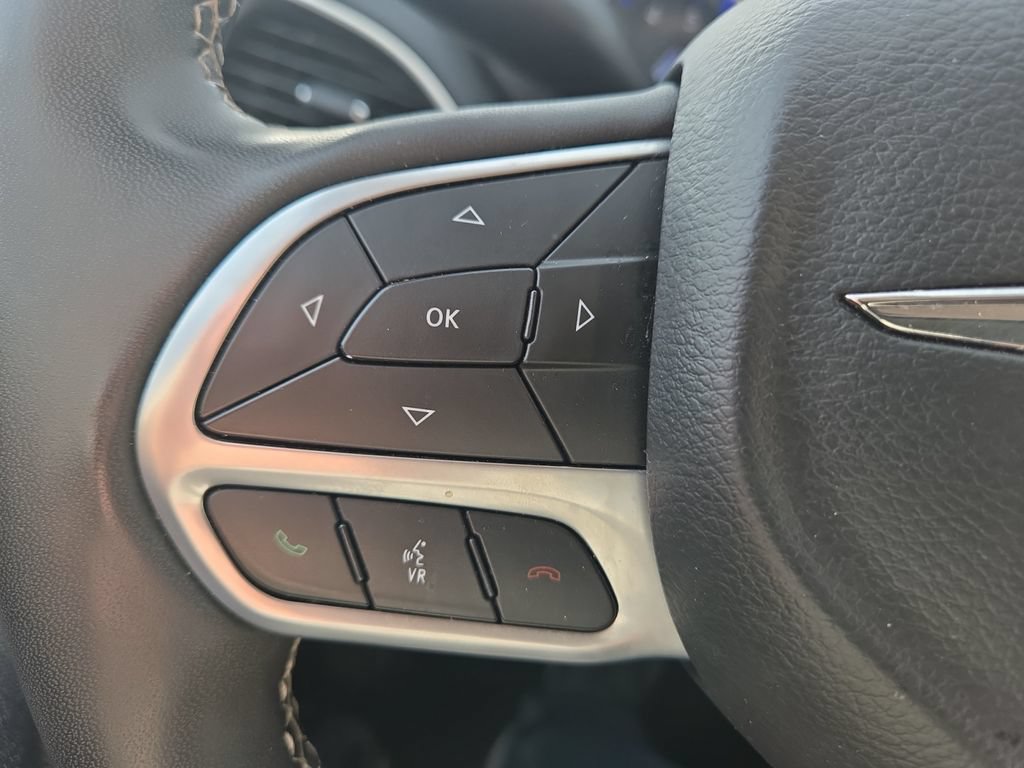 Used 2023 Chrysler Pacifica Touring-L FWD image 15
