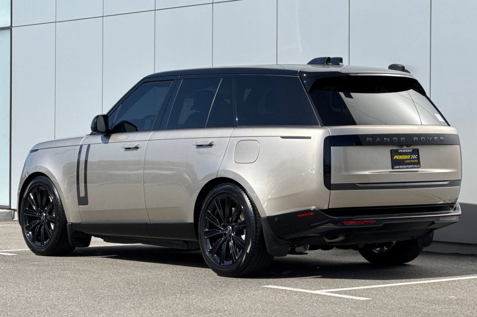 Certified 2025 Land Rover Range Rover SE AWD/4WD image 3