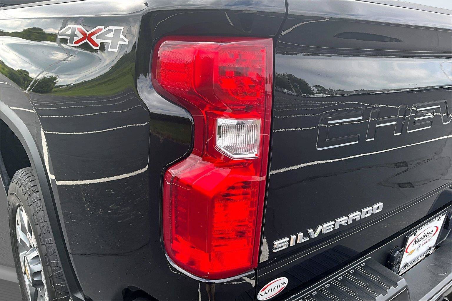 Used 2022 Chevrolet Silverado 2500 Custom w/ Custom Value Package AWD/4WD image 32