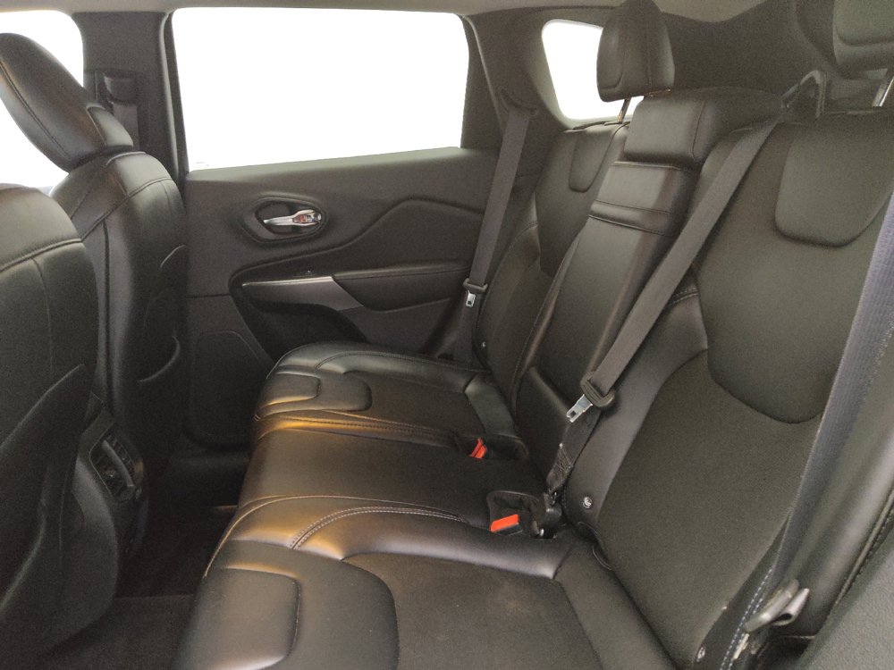 Used 2019 Jeep Cherokee Latitude Plus FWD image 18