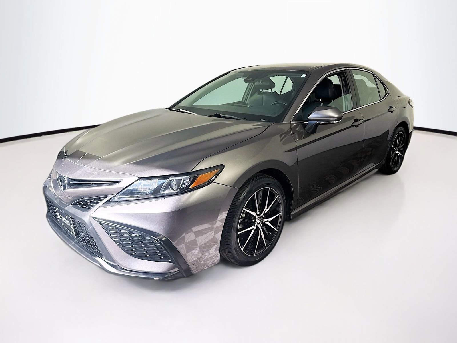 Used 2024 Toyota Camry SE FWD image 3