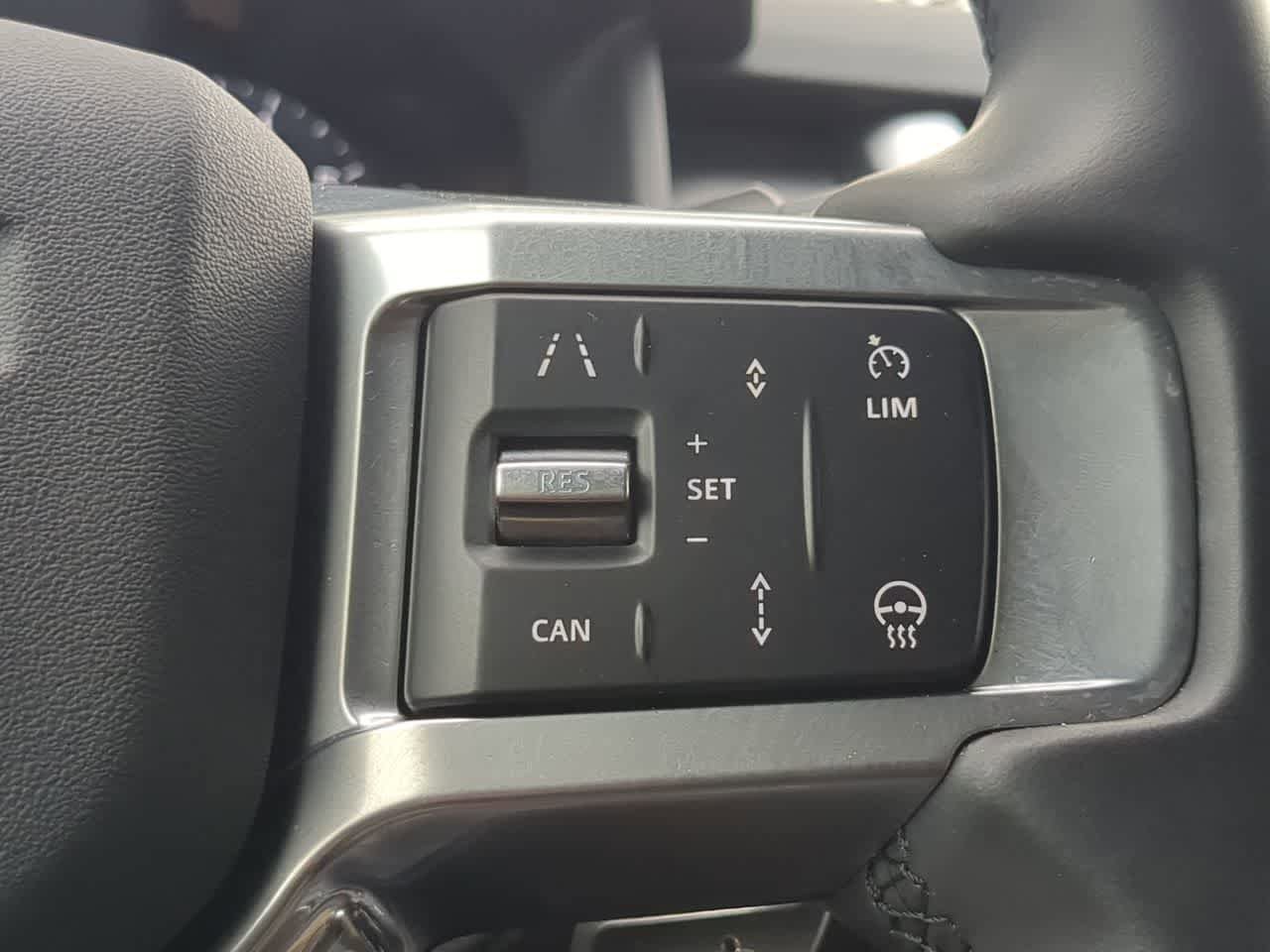 Used 2025 Land Rover Discovery Dynamic SE image 27