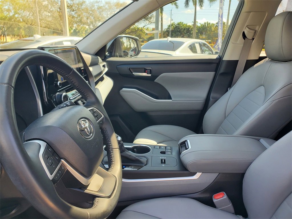 Used 2023 Toyota Highlander XLE image 17