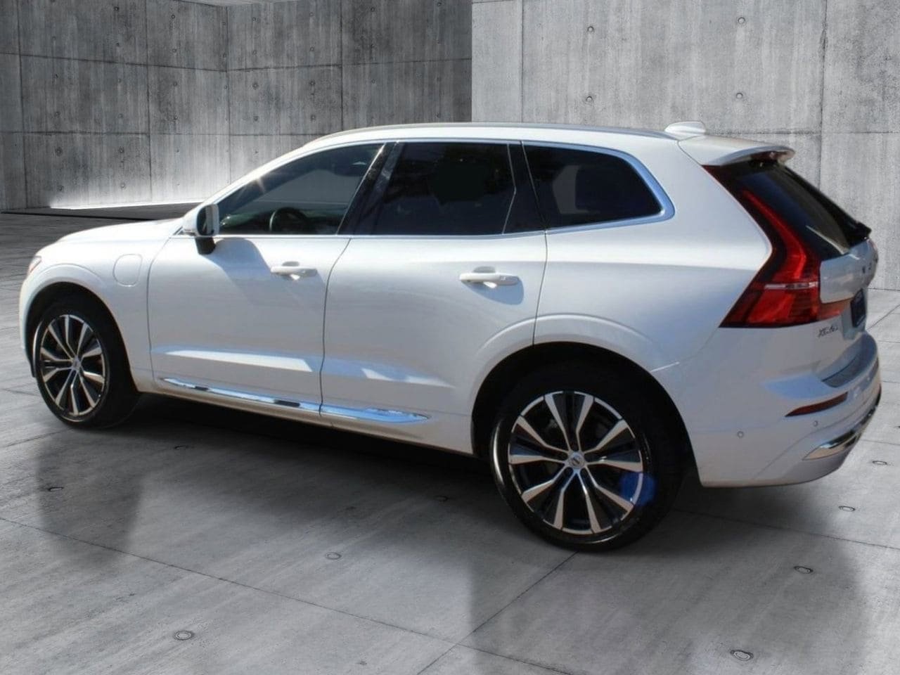 Used 2022 Volvo XC60 T8 Inscription Expression w/ Advanced Package AWD/4WD image 3