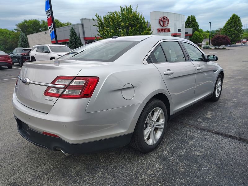 Used 2017 Ford Taurus SEL FWD image 4