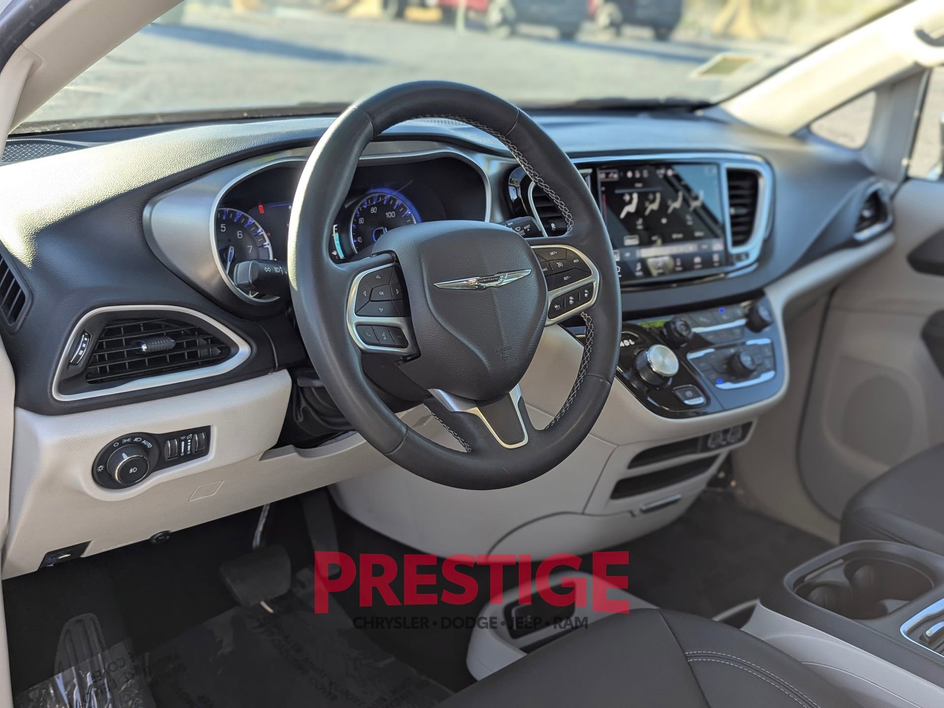Used 2024 Chrysler Pacifica Touring-L image 13