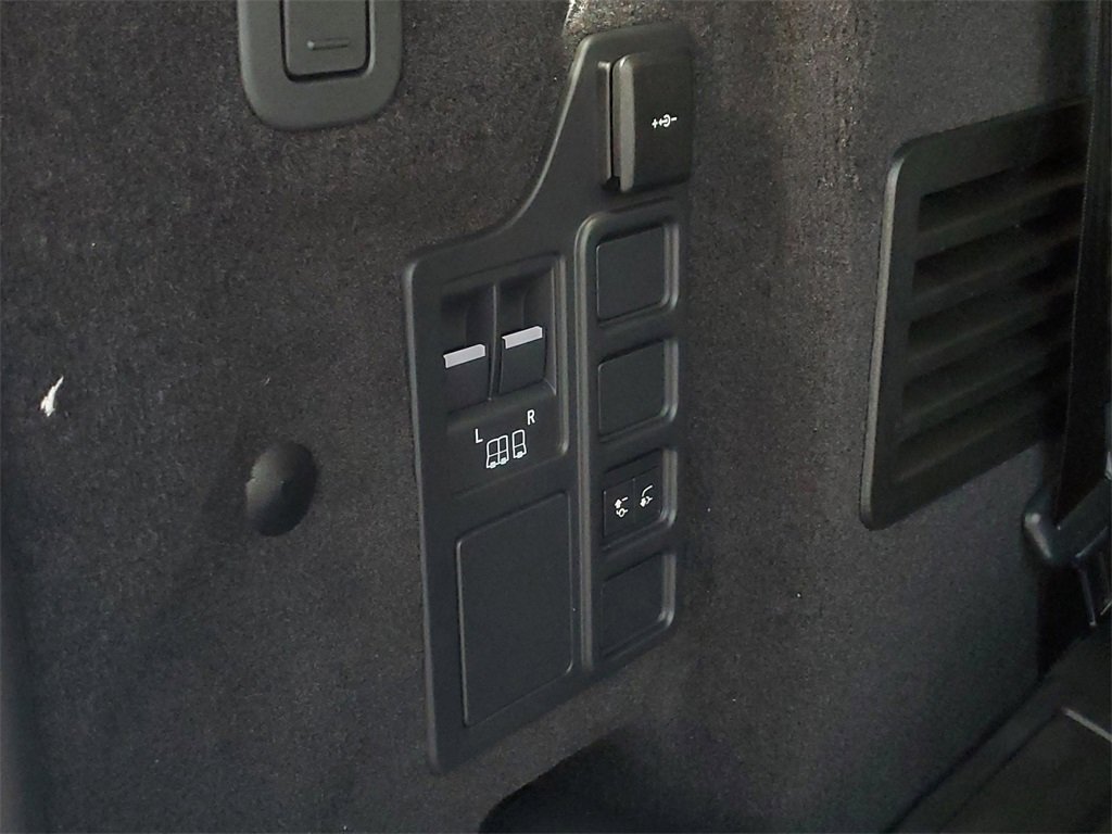 New 2026 Land Rover Discovery Limited Edition image 35