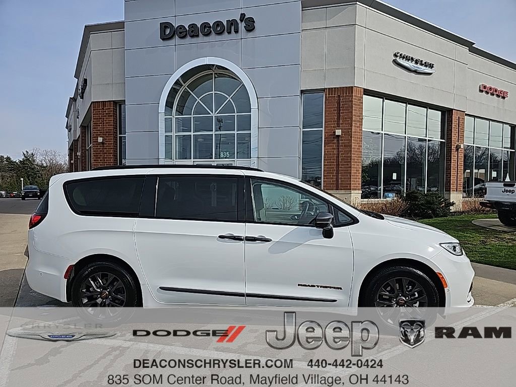 Certified 2024 Chrysler Pacifica Select w/ Uconnect Theater Family Group