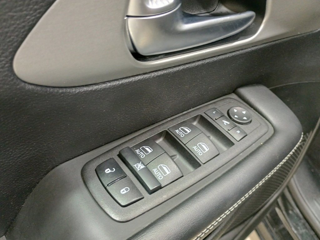 Used 2023 Chrysler Pacifica Limited w/ Uconnect Theater Family Group image 32