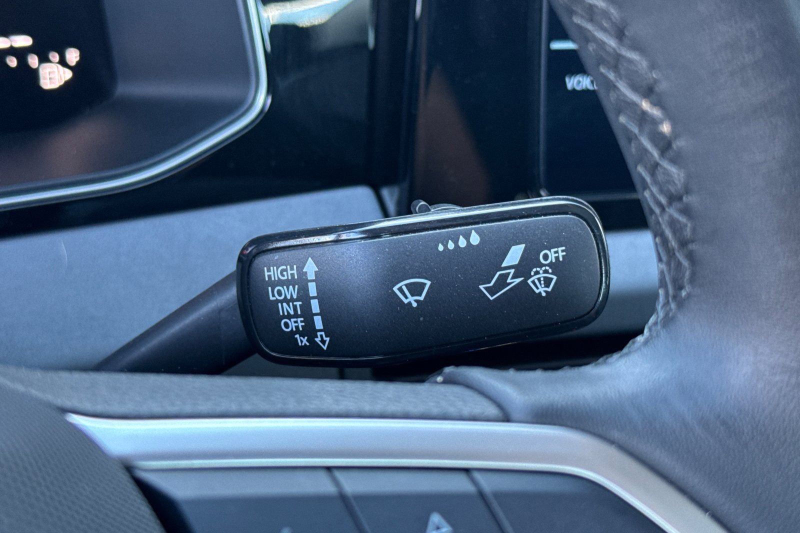 Used 2025 Volkswagen Jetta SE image 37