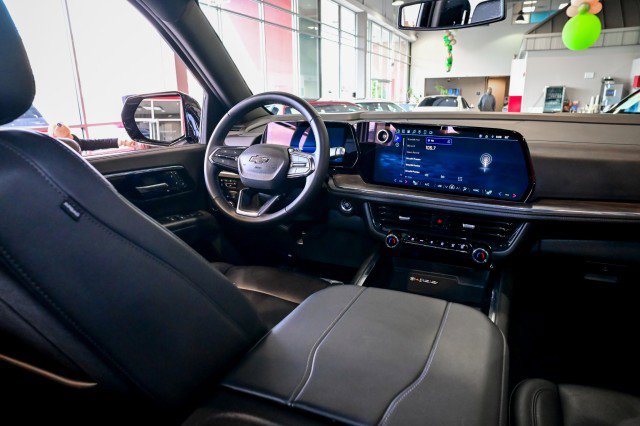 Used 2025 Chevrolet Suburban Z71 image 31