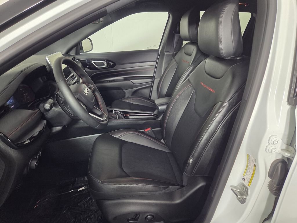 Certified 2025 Jeep Compass Trailhawk w/ Trailhawk Convenience Group AWD/4WD image 11