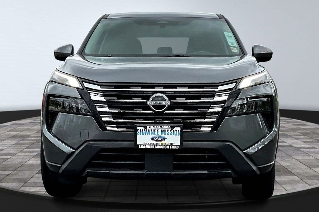 Used 2025 Nissan Rogue SV image 2