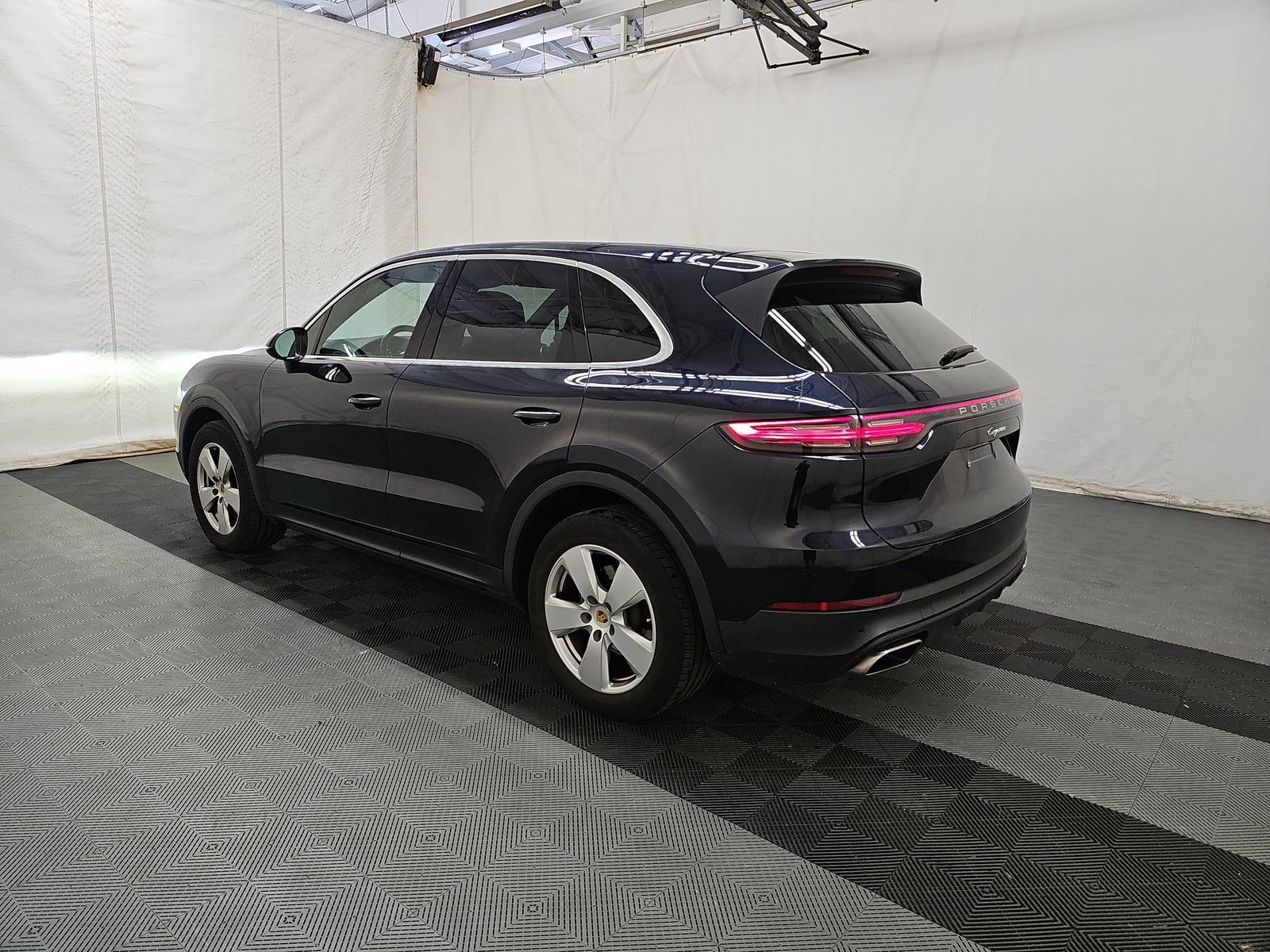 Used 2023 Porsche Cayenne Platinum Edition AWD/4WD image 6