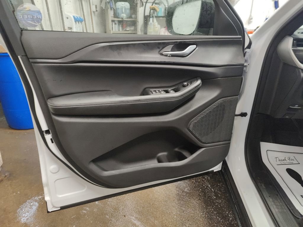 New 2025 Jeep Grand Cherokee L Altitude image 18