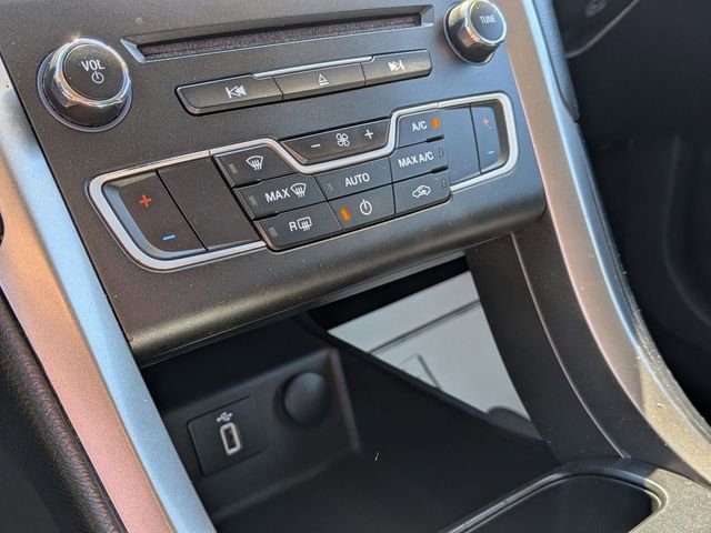 Used 2018 Ford Fusion SE w/ Fusion SE Technology Package FWD image 22