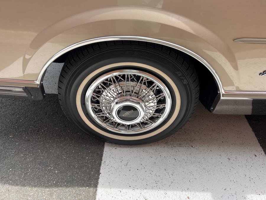 Used 1989 Lincoln Town Car Signature RWD image 17