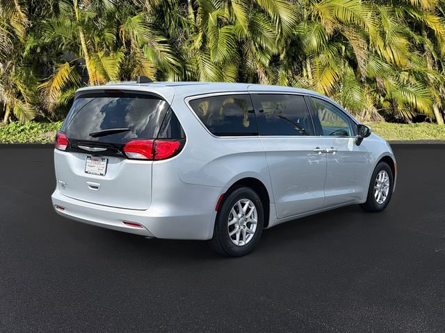 Used 2023 Chrysler Voyager LX FWD image 6