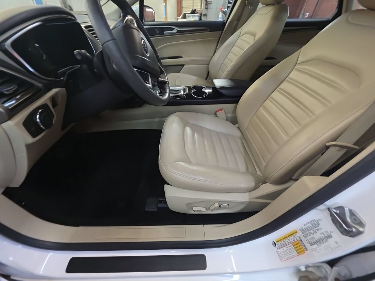 Used 2016 Ford Fusion SE w/ Equipment Group 202A FWD image 10