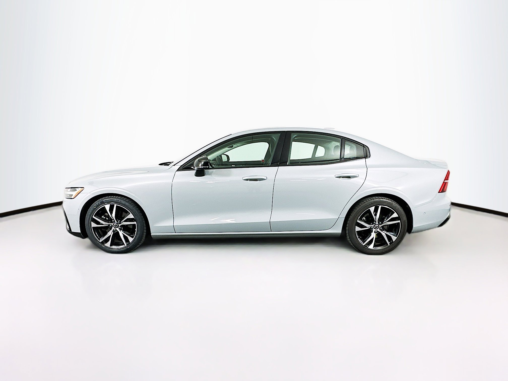 Used 2025 Volvo S60 B5 Plus image 4
