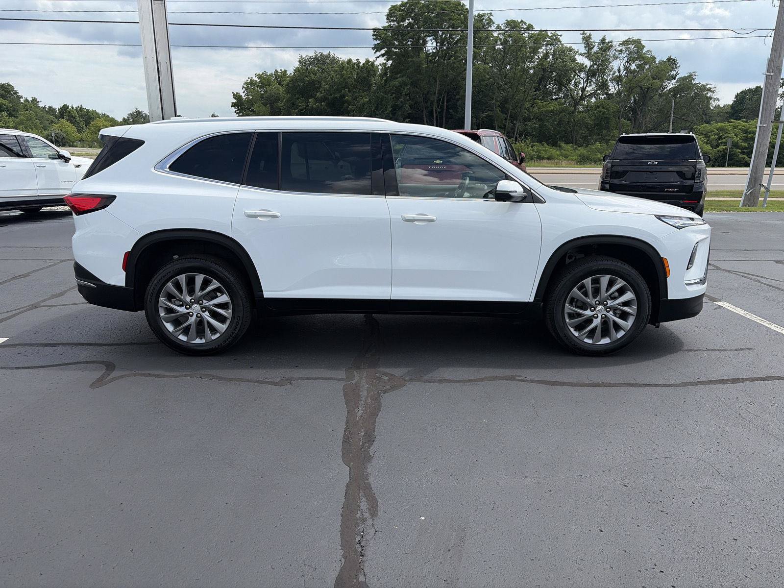 Certified 2025 Buick Enclave Preferred FWD image 2