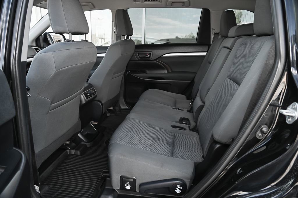 Used 2019 Toyota Highlander LE FWD image 34