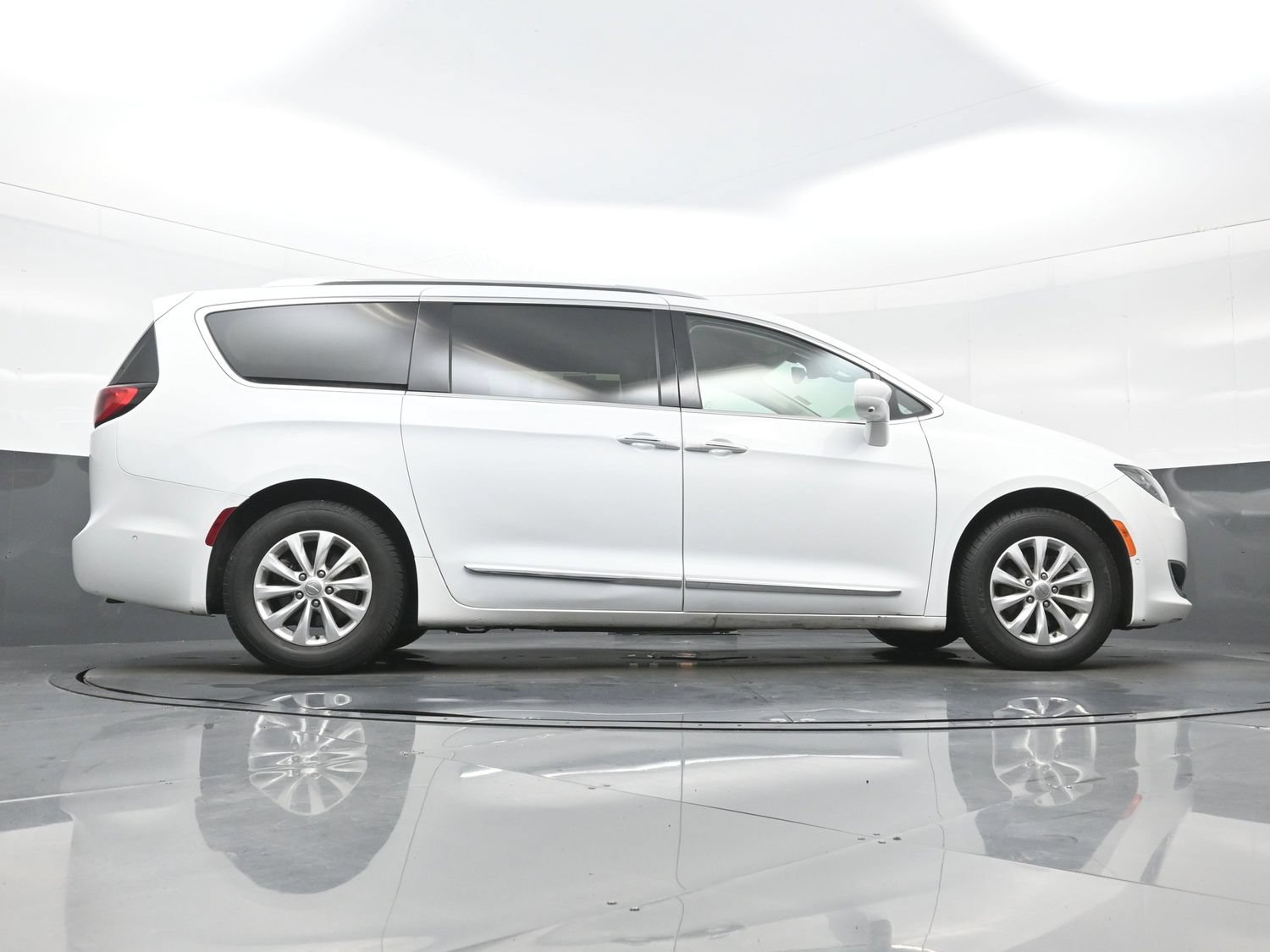 Used 2018 Chrysler Pacifica Touring-L Plus w/ Advanced Safetytec Group FWD image 35