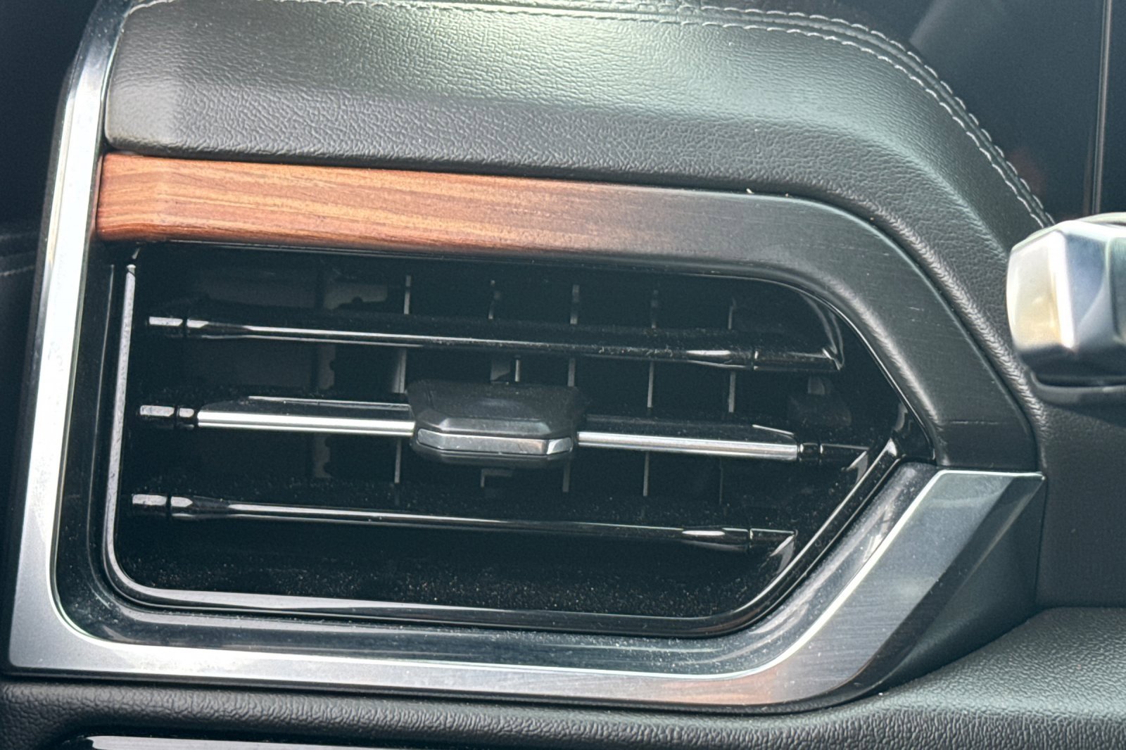 Used 2025 GMC Yukon Denali image 28