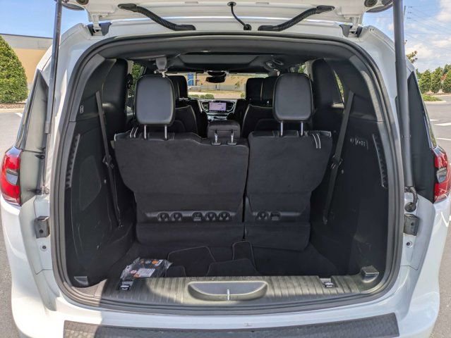 Used 2022 Chrysler Pacifica Limited w/ Uconnect Theater Family Group FWD image 13
