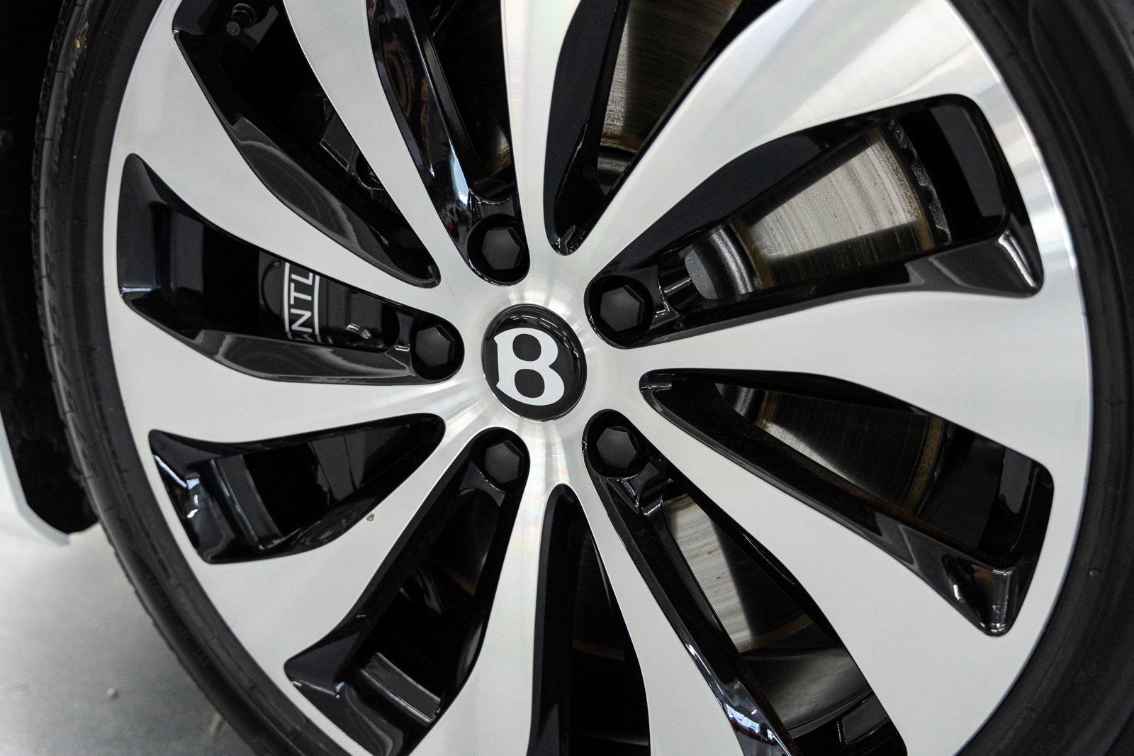 Certified 2026 Bentley Flying Spur Plug-In Hybrid image 18