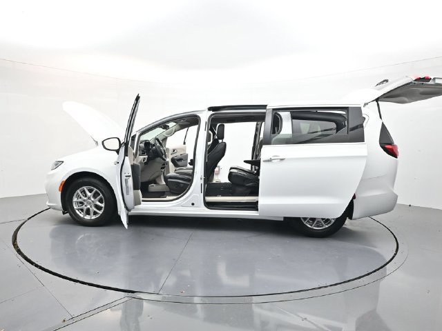 Used 2023 Chrysler Pacifica Touring-L FWD image 53