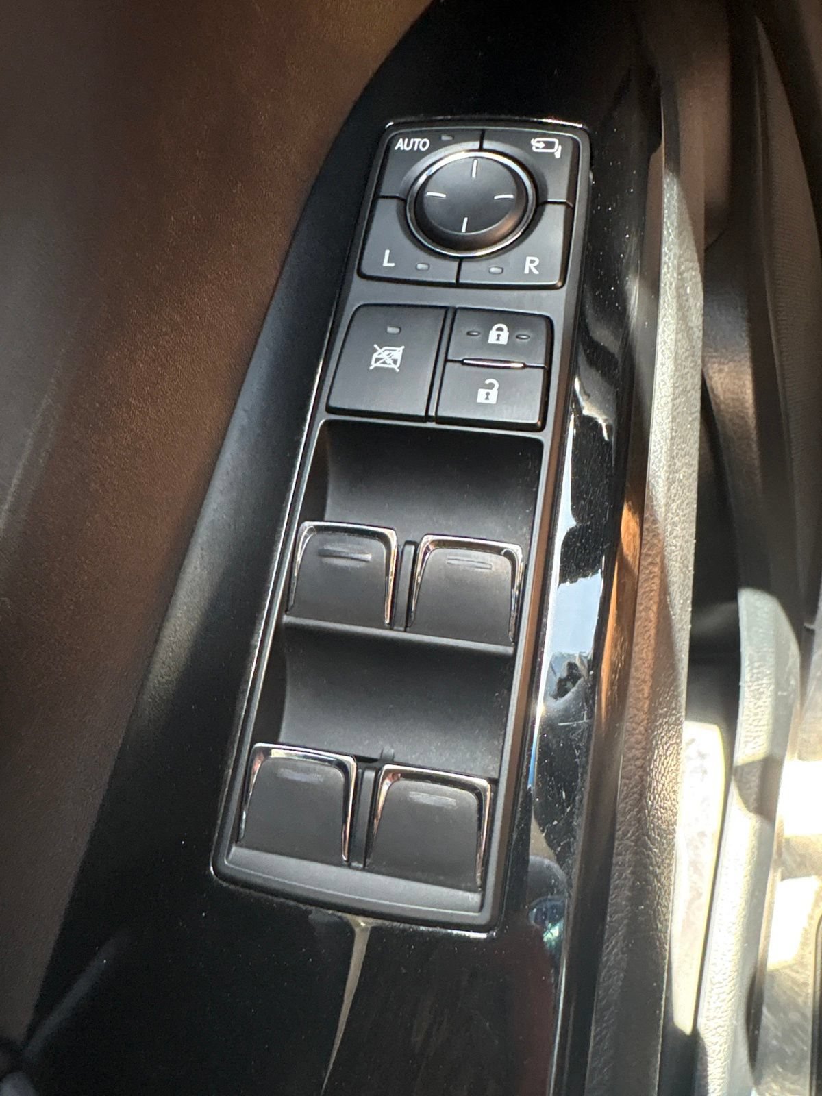 Used 2019 Lexus LX 570 4WD w/ Luxury Package image 17