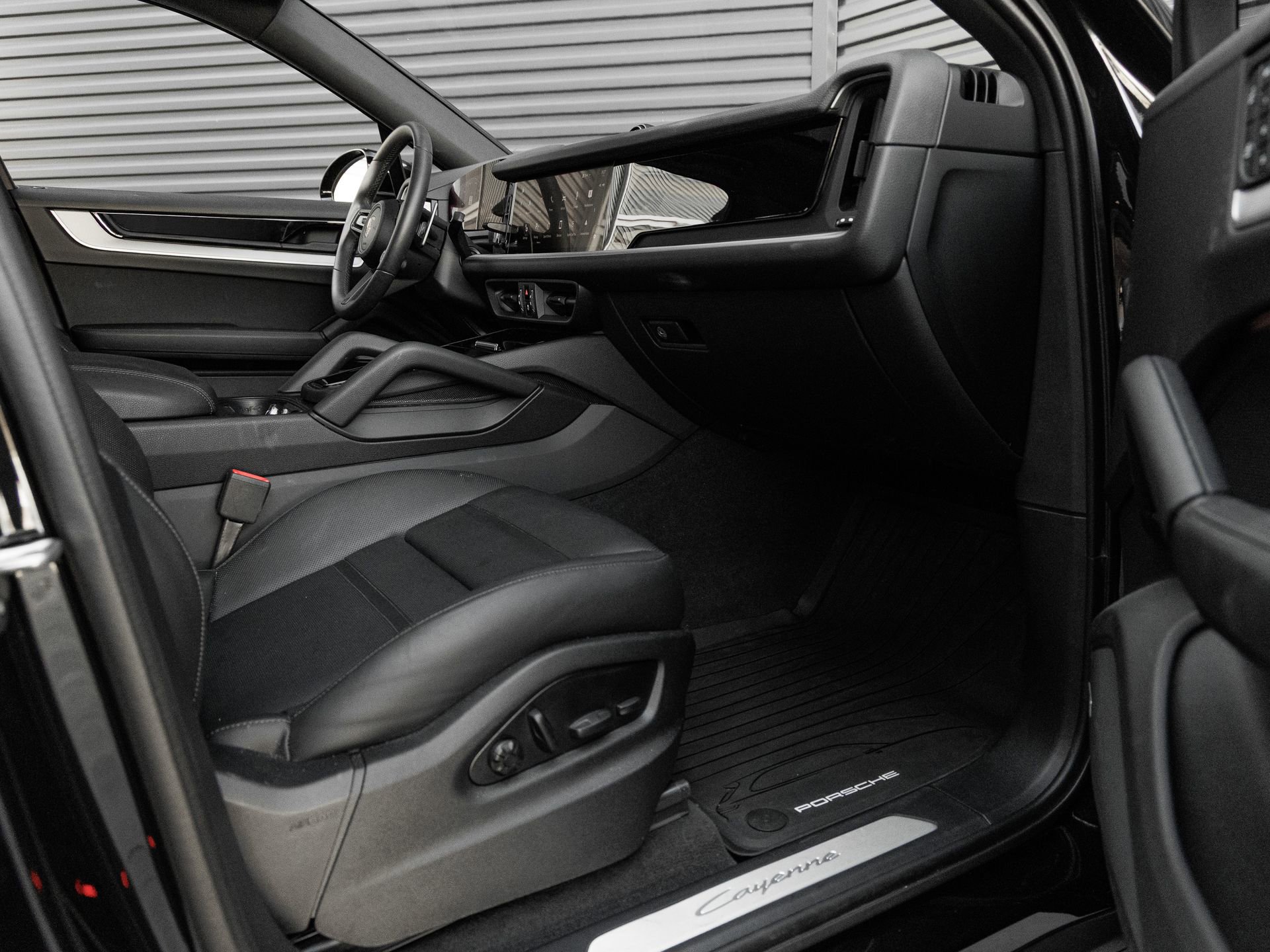 Certified 2025 Porsche Cayenne Coupe AWD/4WD image 39