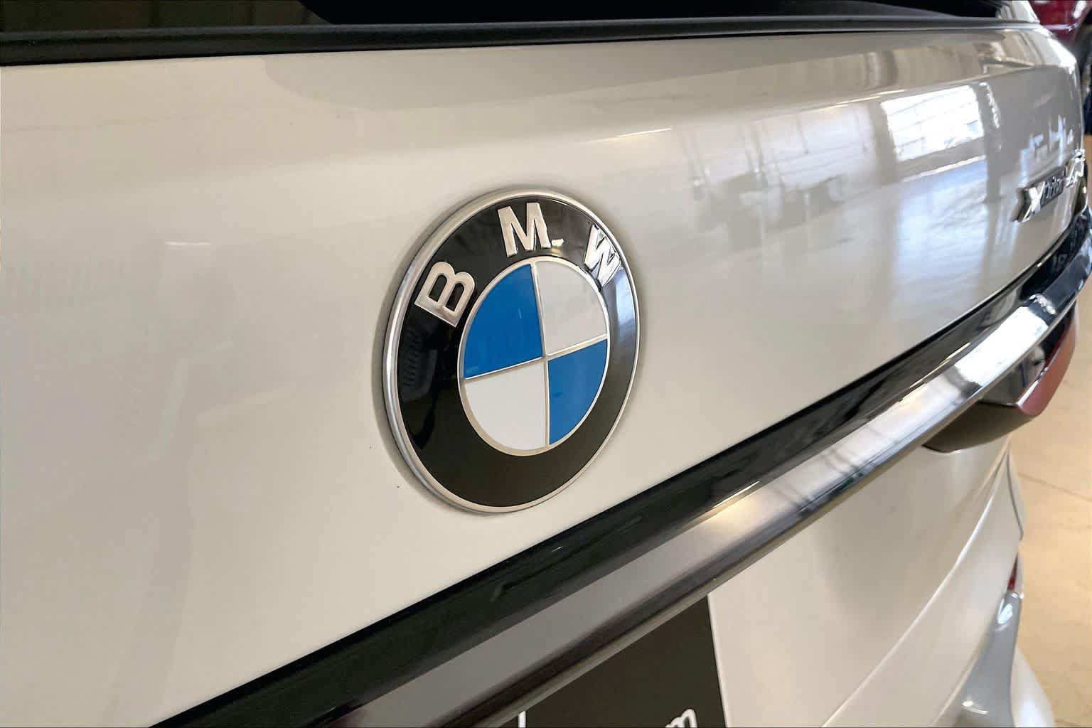 Used 2024 BMW X7 xDrive40i w/ M Sport Package AWD/4WD image 31