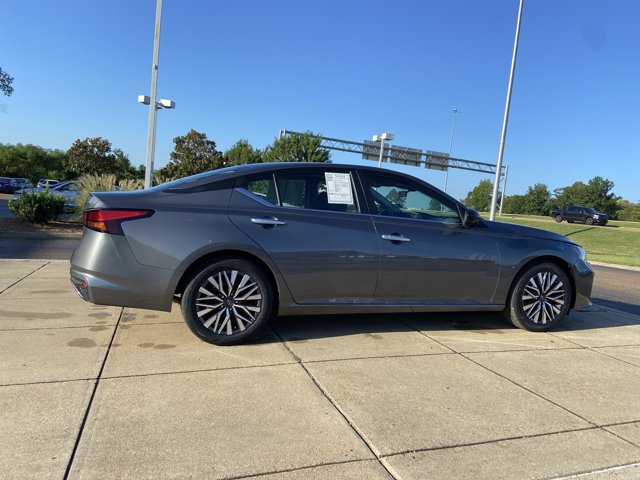 Used 2025 Nissan Altima 2.5 SV FWD image 12