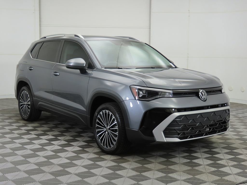 Used 2025 Volkswagen Taos SE w/ Panoramic Sunroof Package FWD image 3