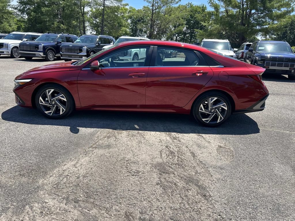 Certified 2025 Hyundai Elantra Limited w/ Cargo Package FWD image 4