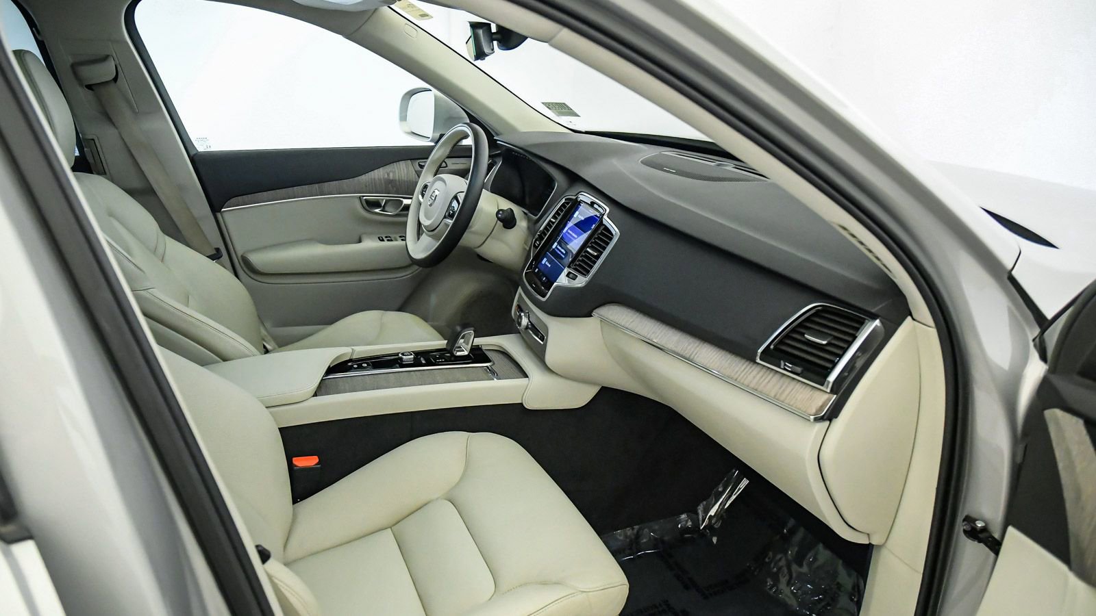 Used 2023 Volvo XC90 B6 Plus w/ Protection Package Premier image 16