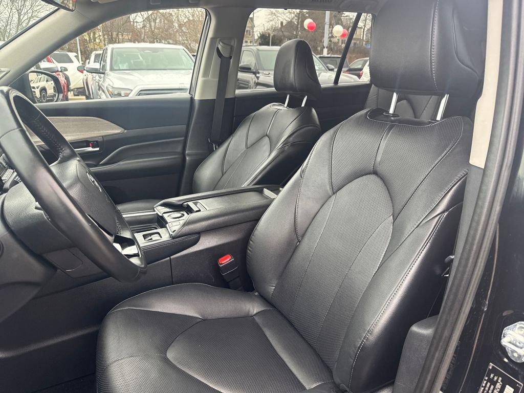 Used 2024 Toyota Grand Highlander Limited image 17