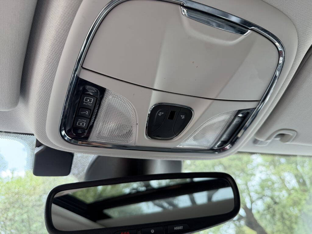 Used 2019 Jeep Cherokee Overland w/ Technology Group FWD image 16