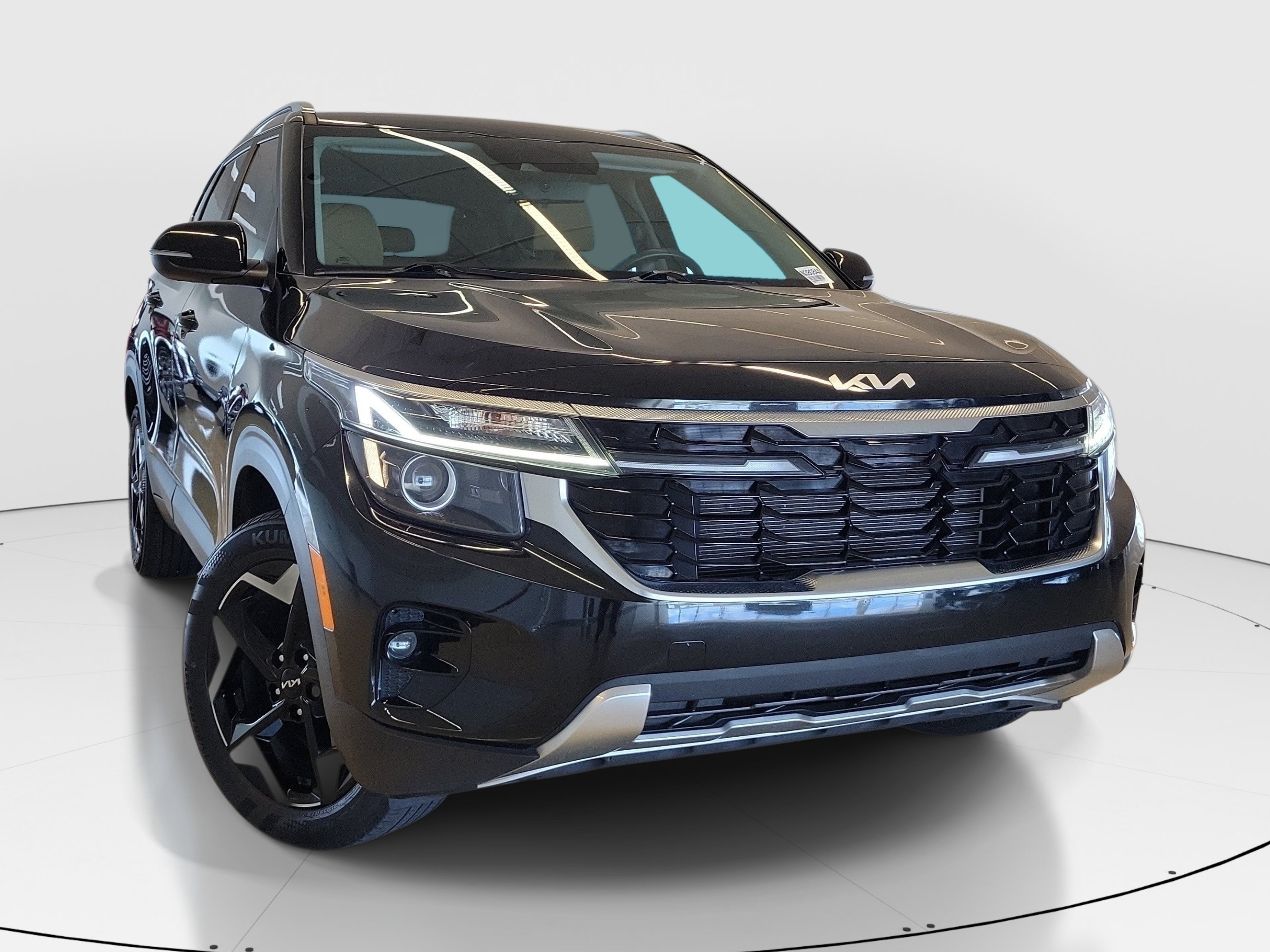 Used 2024 Kia Seltos EX FWD image 2