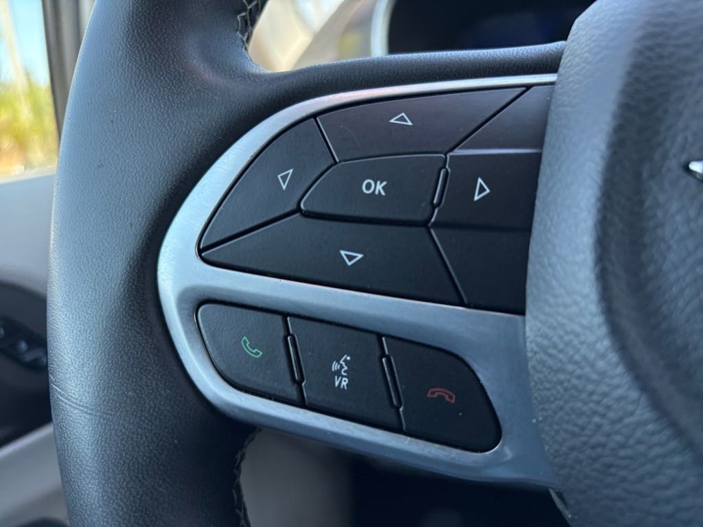 Used 2023 Chrysler Pacifica Touring-L FWD image 18