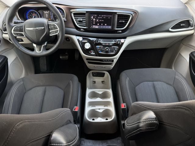 Used 2023 Chrysler Voyager LX FWD image 10