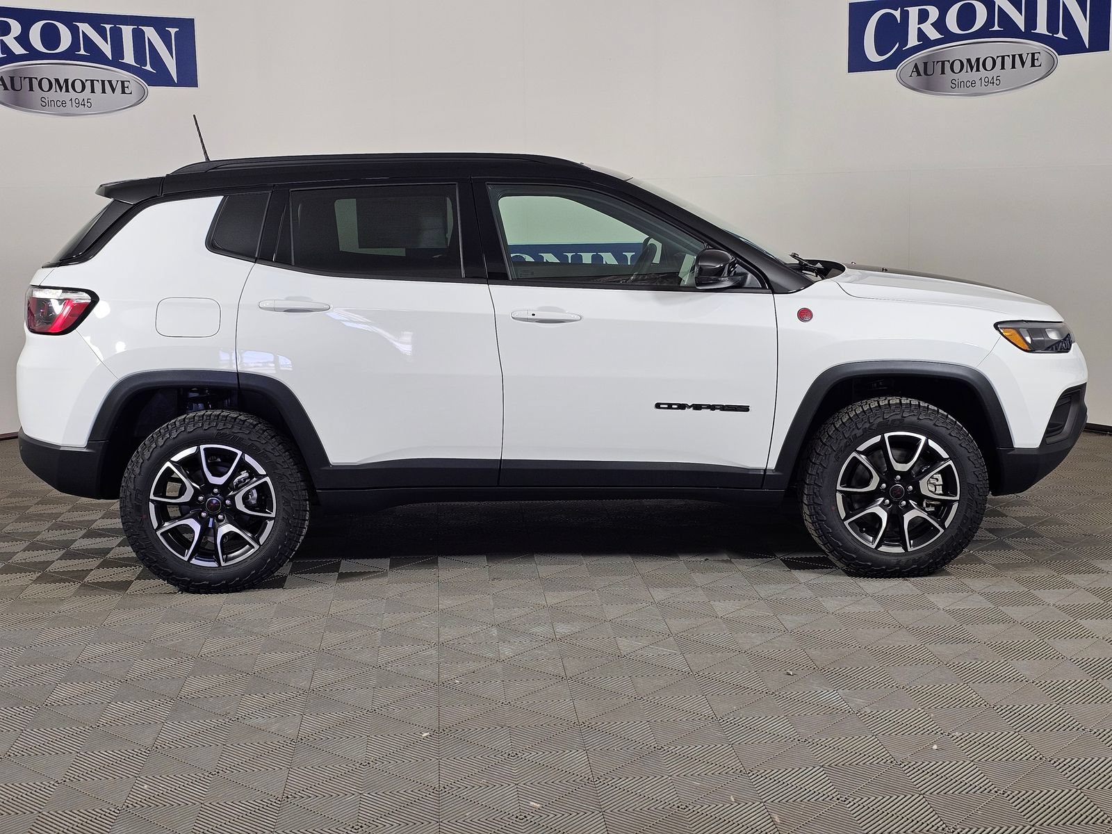 New 2026 Jeep Compass Trailhawk w/ Sun, Sound & Navigation Group AWD/4WD image 29