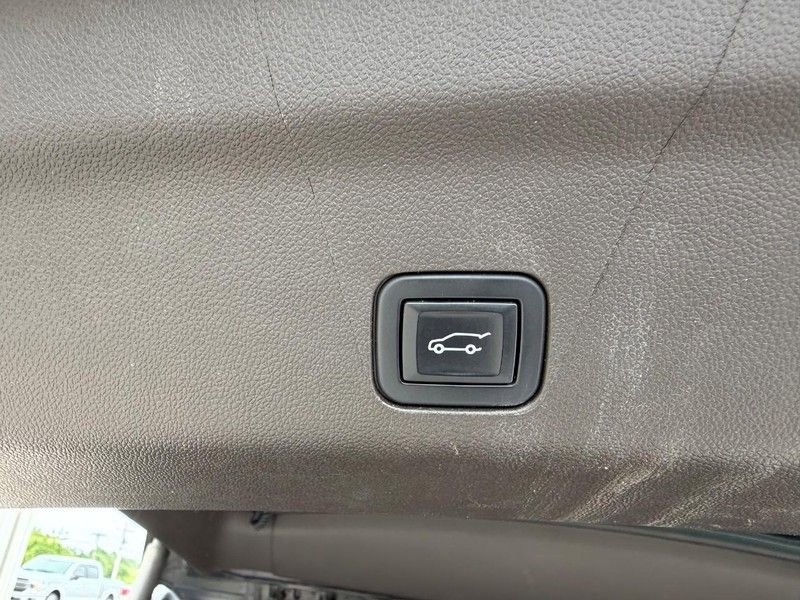 Used 2022 Chevrolet Tahoe Z71 w/ Luxury Package AWD/4WD image 6